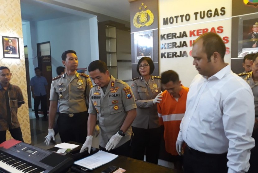 Polres Malang Kota (Makota) mengungkap kasus prostitusi di Mapolresta Malang. Pemkot Malang memperketat pengawasan untuk mengantisipasi maraknya prostitusi daring.