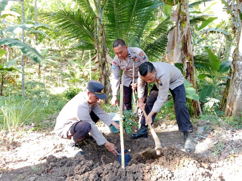  Polres Malang melakukan gerakan penanamam 1.000 pohon di sejumlah area di Kabupaten Malang dalam memeriahkan Hari Kemerdekaan RI.