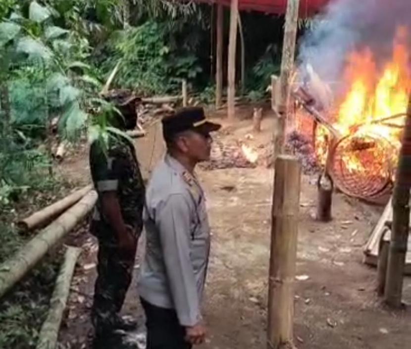   Polres Malang memusnahkan arena perjudian sabung ayam di Dusun Sidomakmur, Desa Ngawonggo, Kecamatan Tajinan, Kabupaten Malang.