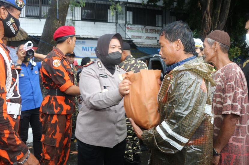 Polisi Sidoarjo Bagikan Sembako kepada Warga Terdampak BBM (ilustrasi).