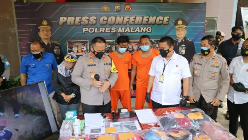 Polres Malang merilis kasus pembunuhan yang terjadi antara pemandu karaoke dan sopir truk di Mapolres Malang, Kamis (25/3).