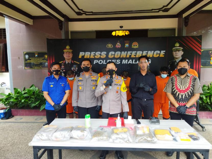 Polres Malang merilis kasus penangkapan sejumlah tersangka narkotika di Mapolres Malang, Jumat (25/3/2022). Pada pengungkapan ini, aparat setidaknya berhasil mengamankan 7,28 kilogram ganja dan 36,5 gram sabu. 