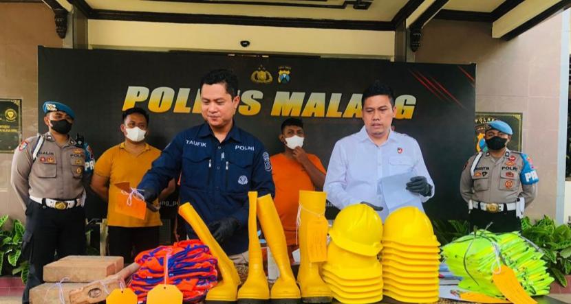 Polres Malang merilis kasus penangkapan tersangka pengrusakan Stadion Kanjuruhan di Mapolres Malang, Kepanjen, Kabupaten Malang, Selasa (20/12/2022). 