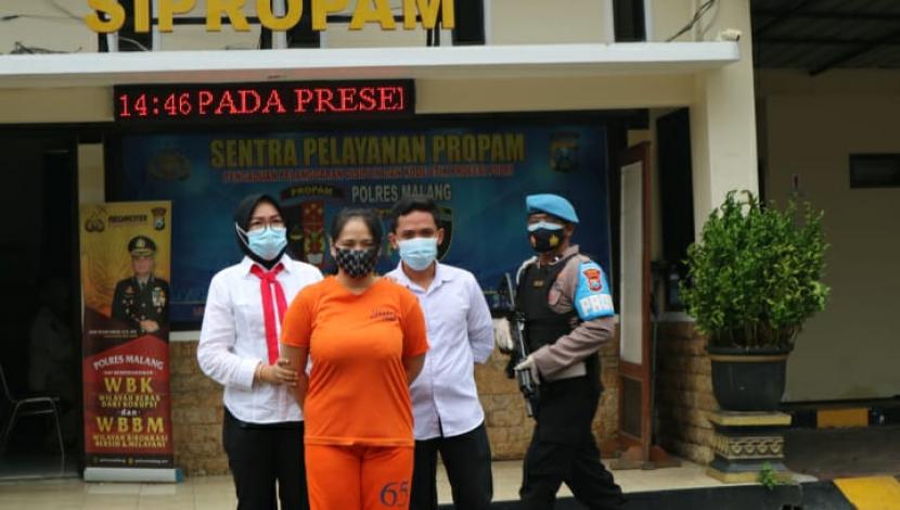Polres Malang merilis kasus penipuan yang dilakukan penyanyi dangdut di Mapolres Malang, Senin (8/2). 