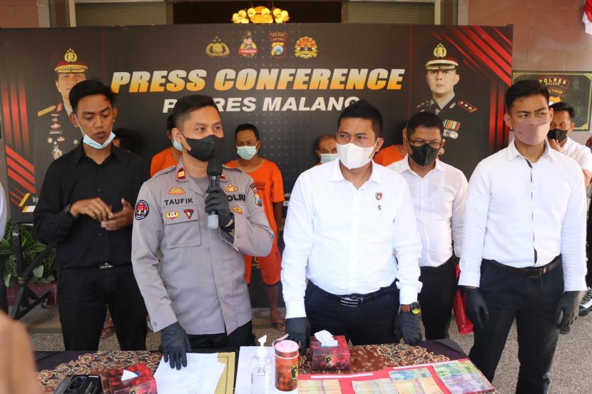   Polres Malang merilis pengungkapan kasus judi online di Mapolres Malang, Senin (22/8/2022). Para tersangka yang ditangkap berasal dari sejumlah daerah di Kabupaten Malang.
