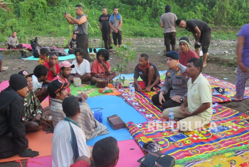  Central Maluku Resort Police along with Medical and Health Team of Maluku Police provide assistance to the people of Mausu Ane tribe on July 25 to 26. 