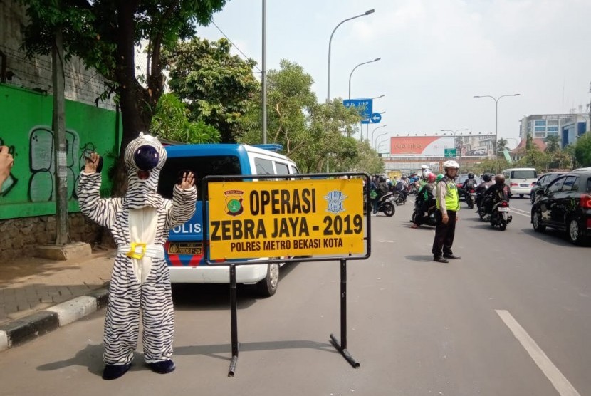 Ditlantas Polda Metro Jaya tengah melaksanakan operasi  Zebra Jaya sejak tanggal 26 Oktober sampai dengan 8 November 2020. 