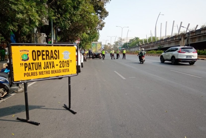 Polres Metro Bekasi Kota menggelar Razia Patuh Jaya 2019. Razia tersebut dilakukan di Jalan Jenderal Ahmad Yani, Bekasi Selatan, Kota Bekasi, Kamis (29/8).