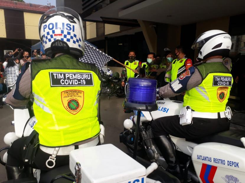 Polres Metro (Polrestro) Depok membentuk Tim Pemburu Covid-19 di Kota Depok yang sudah secara resmi terbentuk pada Jumat (4/12). Tim Pemburu Covid-19 siap bergerak cepat melakukan penyisiran terhadap pelanggar protokol kesehatan di Kota Depok.