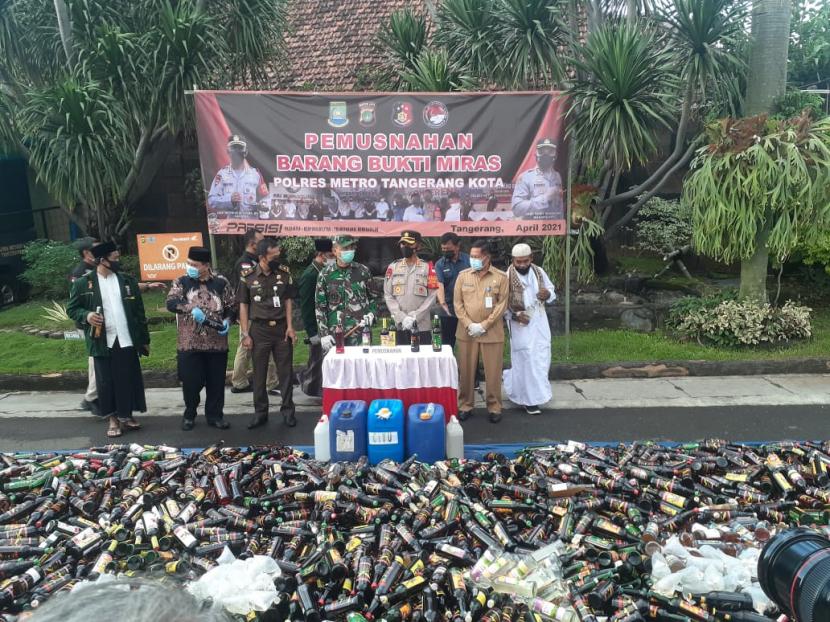 Polres Metro Tangerang Kota memusnahkan belasan ribu botol berisi minuman keras hasil sitaan yang dilakukan dalam kegiatan operasi jelang Ramadhan di Mapolres Metro Tangerang Kota, Senin (12/4).