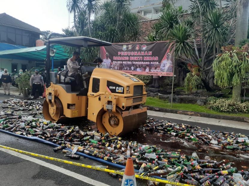 Polres Metro Tangerang Kota memusnahkan belasan ribu botol berisi minuman keras hasil sitaan yang dilakukan dalam kegiatan operasi jelang Ramadhan di Mapolres Metro Tangerang Kota, Senin (12/4). 