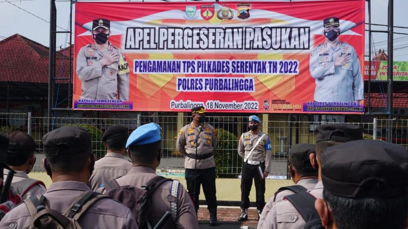 Polres Purbalingga menggelar Apel Pergeseran Pasukan Pengamanan di jalan sebelah Mapolres Purbalingga, diikuti oleh seluruh personel pengamanan TPS Pilkades. 