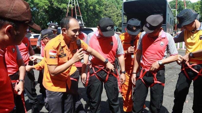 Polres Purbalingga menggelar pelatihan search and rescue (SAR) di Bumi Perkemahan Munjuluhur  Sabtu (3/12/2022). 