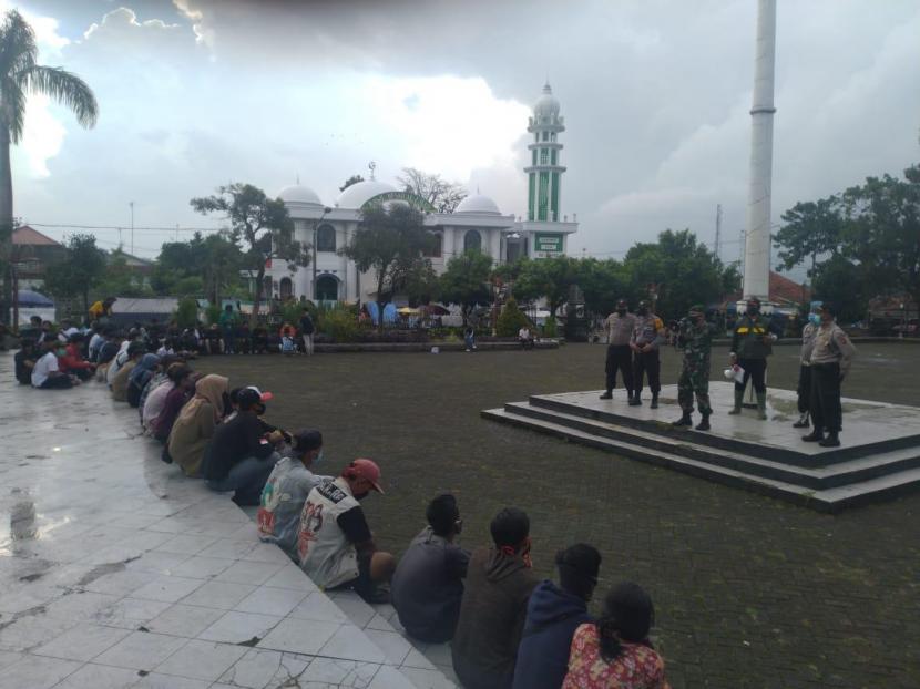 Polres Purwakarta membubarkan kegiatan halal bihalal klub motor di Purwakarta. Pembubaran ini karena melanggar aturan pencegahan Covid-19.