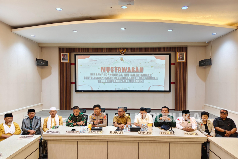 Polres Sukabumi, FKUB, MUI Sukabumi melakukan musyawarah terkait peristiwa pengerusakan rumah singgah yang diduga dijadikan tempat kegiatan ibadah di Desa Tangkil, Kecamatan Cidahu, Kabupaten Sukabumi, Senin (30/6/2025). Mereka sepakat masalah tersebut selesai. 