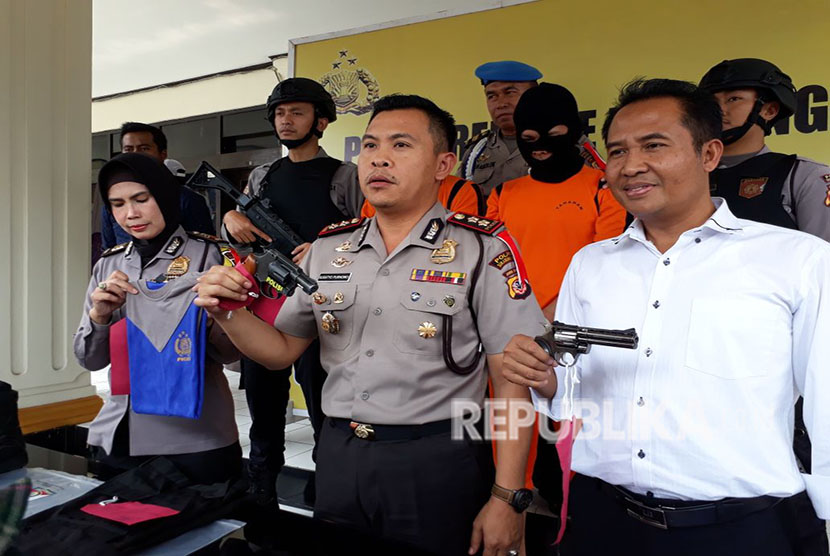 Polres Sukabumi Kota menangkap polisi gadungan yang dilengkapi senjata air sofgun dan atribut kepolisian Rabu (18/4).