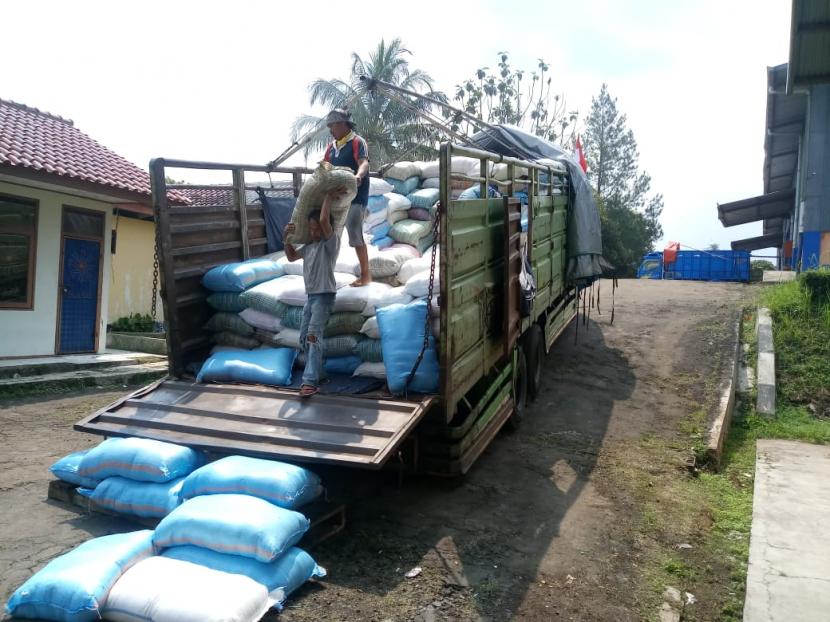 Polres Sukabumi Kota menerima titipan bantuan sosial (bansos) presiden berupa 50 ton beras untuk didistribusikan kepada masyarakat yang terdampak pandemi Covid-19 dan PPKM. Bantuan ini diharapkan dapat membantu meringankan beban warga yang terdampak pandemi.