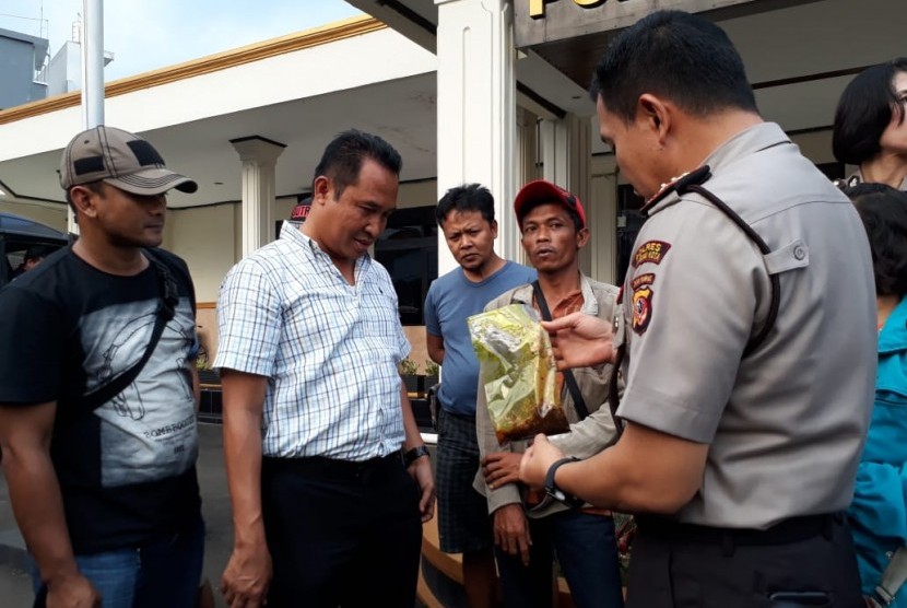 Polres Sukabumi Kota mengamankan penjual dan pengolah makanan tutut yang diduga menyebabkan keracunan di Kecamatan Kadudampit, Sukabumi yakni Da (42) dan ER (43) warga Kabupaten Cianjur Rabu (25/7) sore.n riga nurul iman
