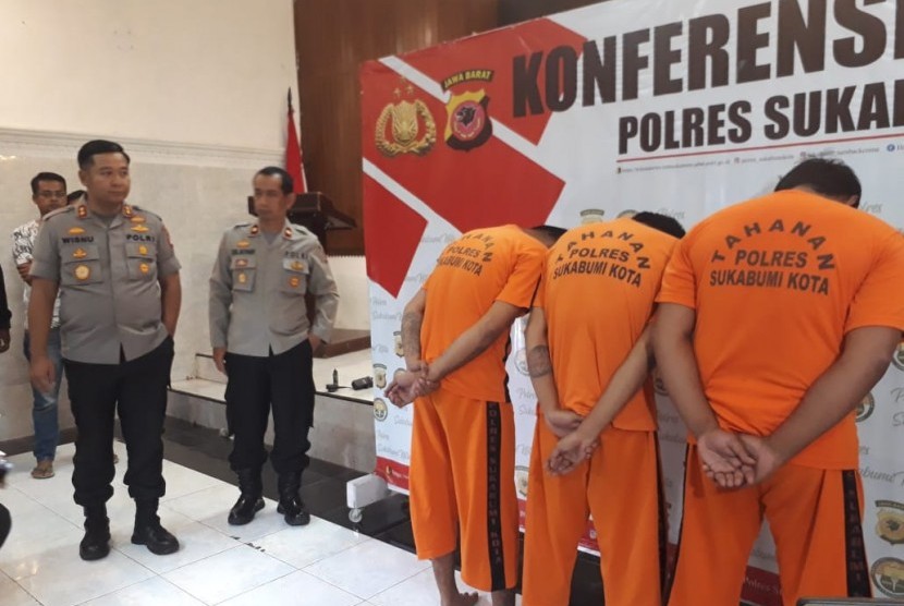 Polres Sukabumi Kota mengelar keterangan pers terkait penangkapan tiga orang tersangka pelaku penganiayaan pasca bentrok ormas di Kecamatan Sukalarang, Kabupaten Sukabumi, Sabtu (25/1).