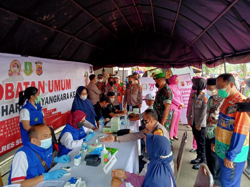 Polres Sukabumi Kota menggelar kegiatan bhakti kesehatan serentak dalam rangka Hari Bhayangkara ke-76 di Gedung Juang 45 Kota Sukabumi, Jumat (17/6/2022). Kegiatan tersebut berupa khitanan massal, pengobatan umum, dan vaksinasi Covid-19.
