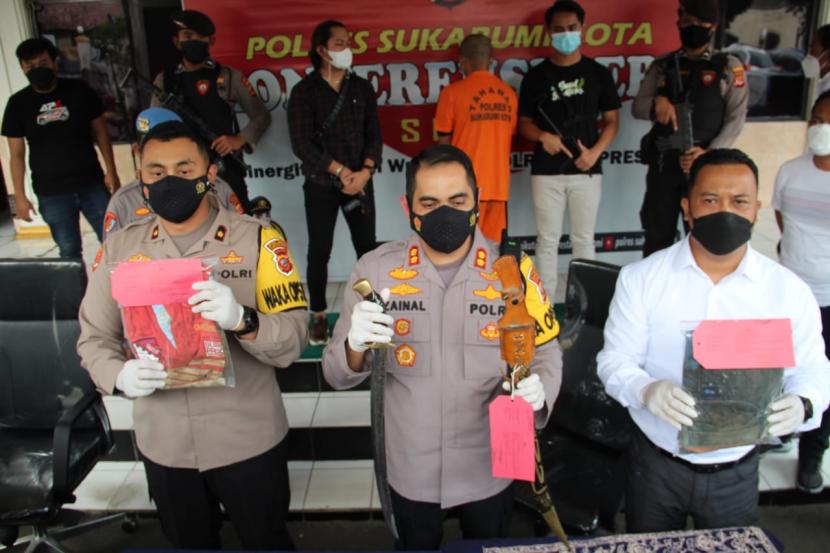 Polres Sukabumi Kota mengungkap kasus pembunuhan berencana dan penganiayaan hingga tewas yang menimpa pedagang sekoteng H Jaeni (45 tahun) pada 17 Juli 2021 lalu. Tersangka pembunuhan pedagang sekoteng ini adalah UH alias Boni (45 tahun) warga Cibatu Kecamatan Cisaat Kabupaten Sukabumi, Jawa Barat.
