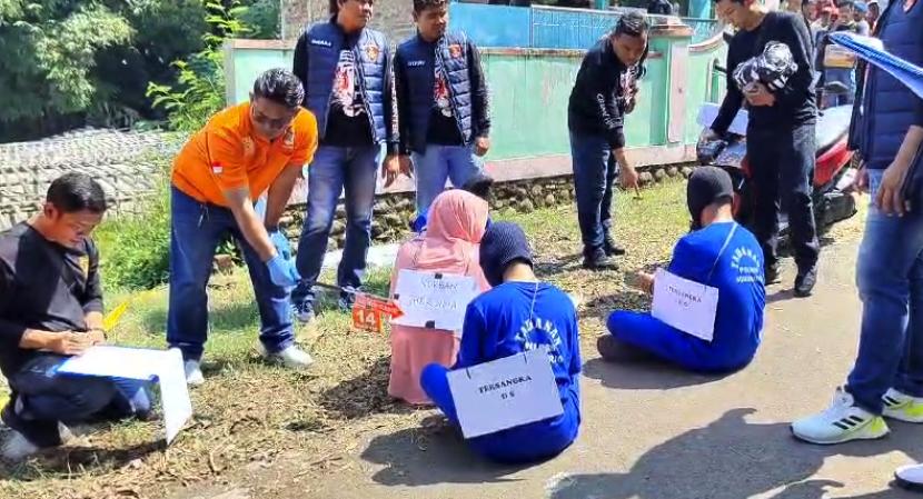 Polres Sukoharjo Gelar Rekonstruksi kasus pembunuhan yang berawal dari penemuan mayat wanita di selokan yang tertutup plastik di Polokarto, Sukoharjo, Senin (27/5/2024).