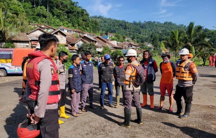 Polres Sumedang menutup sementara kawasan wisata Desa Citengah menyusul bencana banjir bandang beberapa hari lalu.