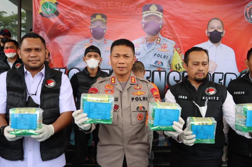 Polres Tangerang Selatan (Tangsel) mengungkap kasus penyalahgunaan narkotika dengan jumlah barang bukti sebanyak 16 kilogram (kg) sabu. Dalam pengungkapan kasus tersebut, dua orang tersangka ditangkap. 