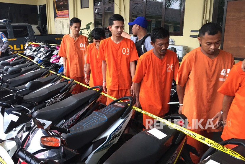  Polres Tasik Kota kembali mengungkap kasus curanmor. Kali ini,  pengungkapan melibatkan enam orang tersangka beserta barang bukti sebanyak  32 unit motor.