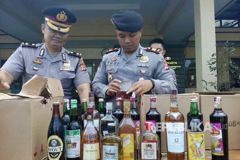 Botol-botol miras yang diamankan petugas kepolisan (ilusrasi)