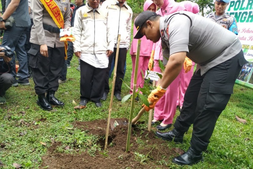 Polres Tasikmalaya Kota melakukan penanaman pohon di kawasan wisata Situ Gede, Kota Tasikmalaya, Jumat (10/1). 