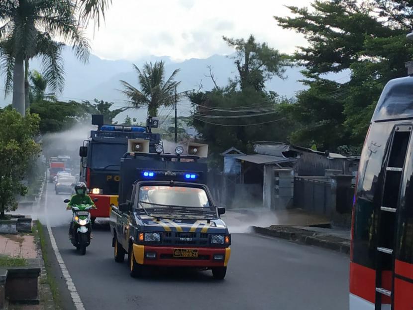 Polres Tasikmalaya Kota menerjunkan automatic water cannon untuk melakukan penyemprotan disinfektan di sejumlah jalan protokol di Kota Tasikmalaya, Selasa (31/3). 
