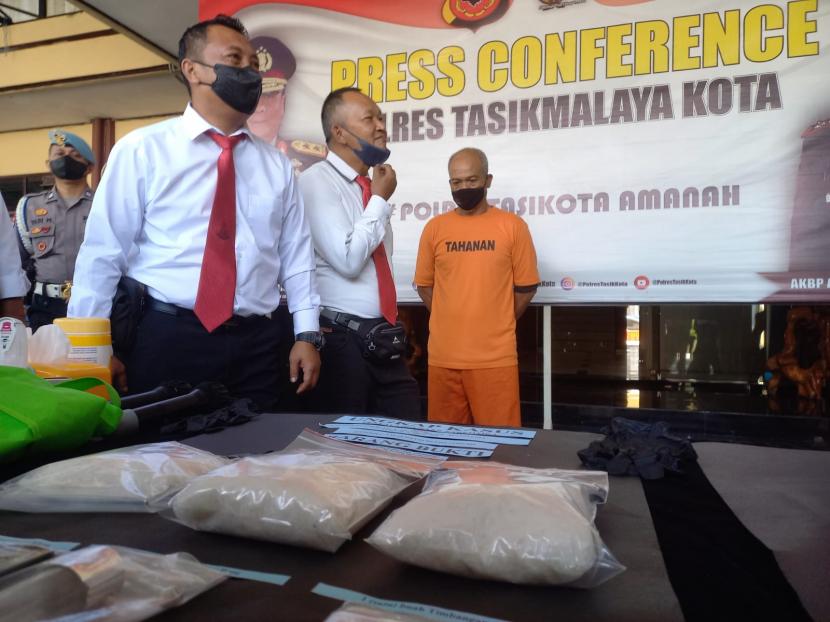  Polres Tasikmalaya Kota menggelar konferensi pers pengungkapan narkoba jenis sabu-sabu sebanyak 1,2 kilogram, di Mako Polres Tasikmalaya Kota, Senin (15/8/2022).