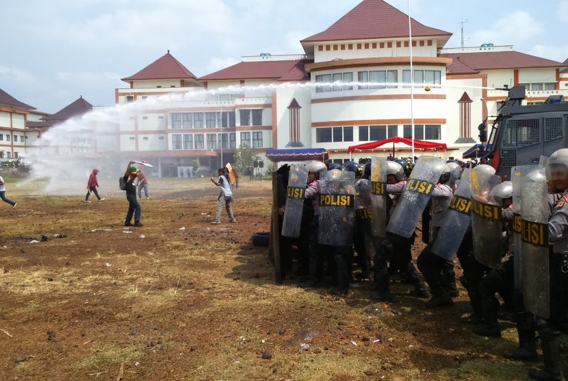 Polres Tasikmalaya melakukan simulasi pengamanan pilkada di lapangan kantor Sekda Kabupaten Tasikmalaya, Senin (19/10)