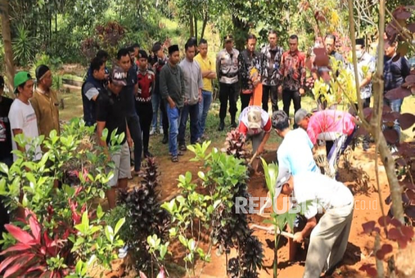 Polres Wonosobo, pada Kamis (9/10/2025), melakukan ekshumasi terhadap makam TA (9 tahun), siswa kelas 3 SD di Kecamatan Kertek, Kabupaten Wonosobo, Jawa Tengah, yang diduga meninggal setelah mengalami perundungan oleh teman sekolahnya.