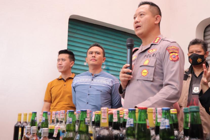 Polresta Bandung berhasil mengamankan 8.400 minuman keras (miras) pada sebuah gudang penyimpanan yang berada di Komplek Kencana, Kecamatan Rancaekek, Kabupaten Bandung, Jumat (9/12/2022). Seorang berinisial NP ditetapkan sebagai tersangka. 