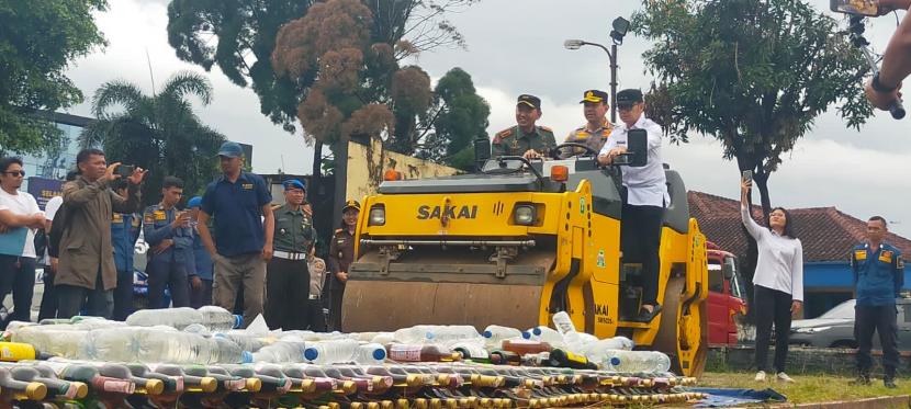 Polresta Bogor Kota memusnahkan ribuan botol minuman keras (miras) yang disita selama operasi saat bulan Ramadhan, Rabu (12/4/2023). 