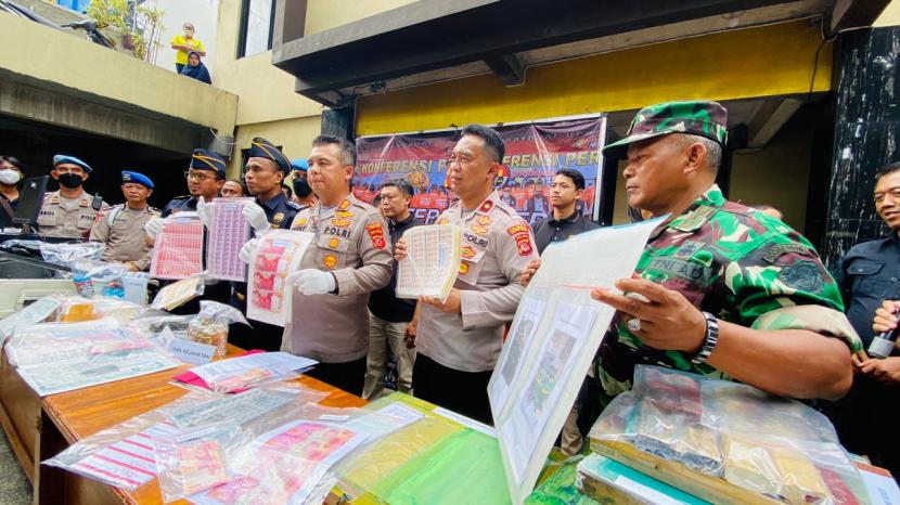 Polresta Bogor Kota mengungkap pelaku pembuatan dan peredaran uang palsu di kawasan Kota Bogor, Selasa (15/11).