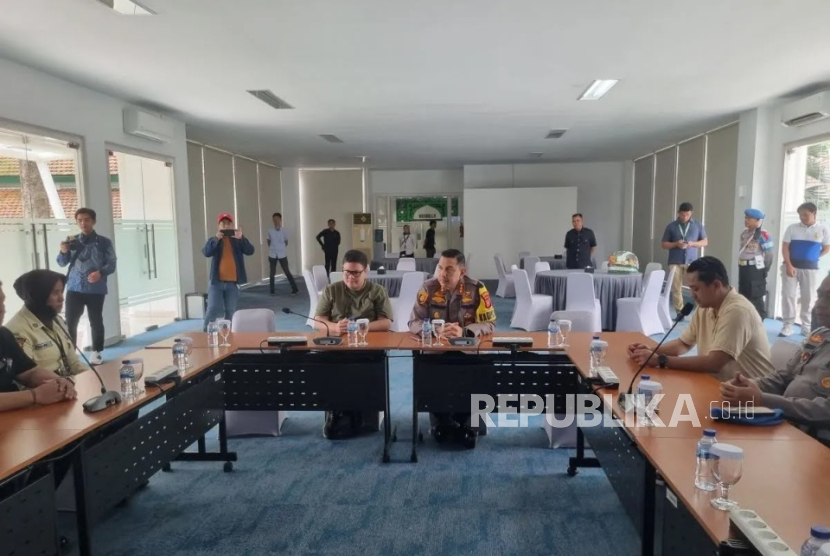 Polresta Bogor memberikan keterangan terkait pemukulan satpam Kebun Raya Bogor, Sabtu (21/12/2024)