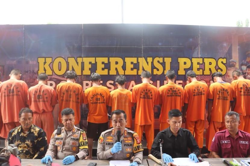 Polresta Cirebon melakukan konferensi pers pengungkapan 12 kasus tindak pidana dengan 18 tersangka di Markas Polresta Cirebon, Jawa Barat, Jumat (24/11/2023). 