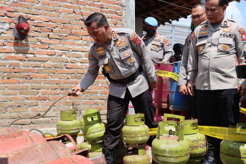 Polresta Cirebon menggrebeg gudang penyalahgunaan gas subsidi di Desa Palimanan Timur, Kecamatan Palimanan, Kabupaten Cirebon, Senin (12/9/2022). 