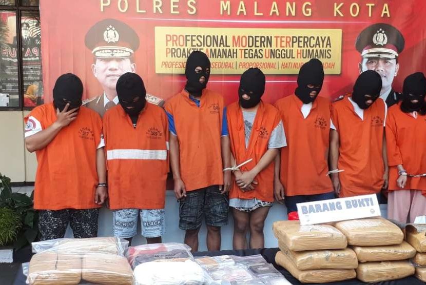 Polresta Malang berhasil mengamankan 30,5 kilogram ganja, 152 butir ekstasi dan 18 gram sabu-sabu. Barang bukti ini diperoleh dari penangkapan jaringan narkotika berjumlah tujuh orang di Kota Malang.