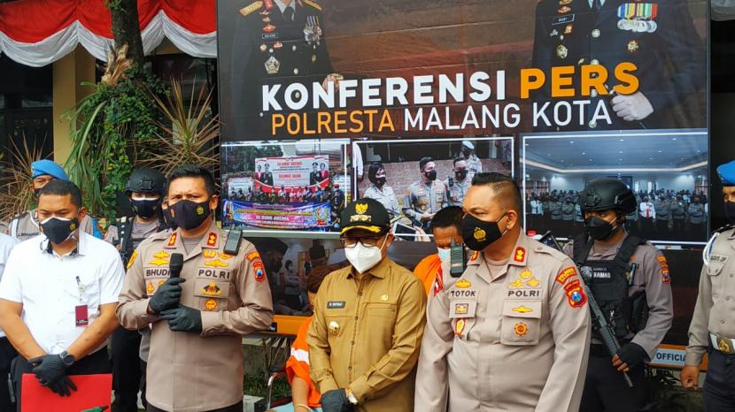Polresta Malang Kota bersama Wali Kota Malang, Sutiaji merilis kasus penganiayaan di Mapolrestas Malang Kota, Senin (28/6).