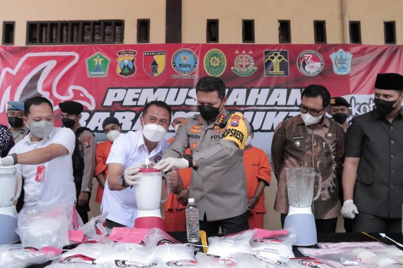 Polresta Malang Kota (Makota) dan sejumlah Forkopimda memusnahkan barang bukti narkoba jenis sabu dan minuman keras (miras) di Mapolresta Makota, Jumat (8/7/2022).