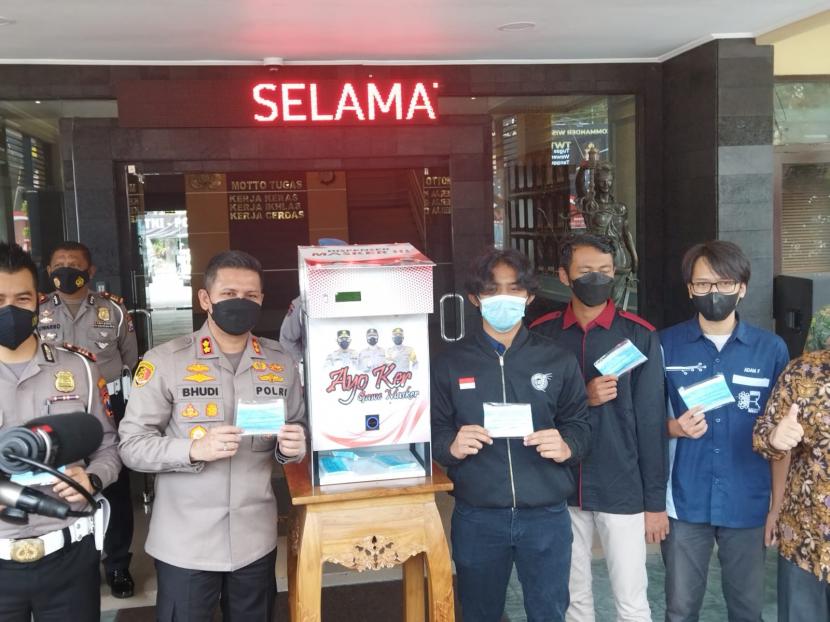 Polresta Malang Kota (Makota) dan Universitas Brawijaya (UB) meluncurkan inovasi dispenser masker di Kota Malang, Kamis (14/10). 