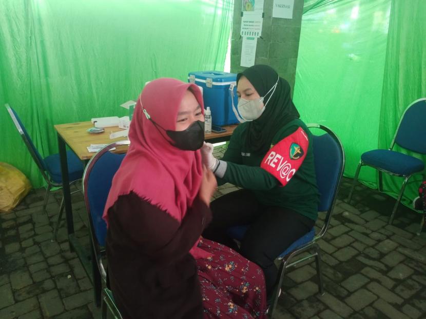 Polresta Malang Kota (Makota) kembali menggelar kegiatan percepatan vaksinasi booster serentak untuk mempercepat capaian vaksinasi dosis ketiga di Kota Malang. 