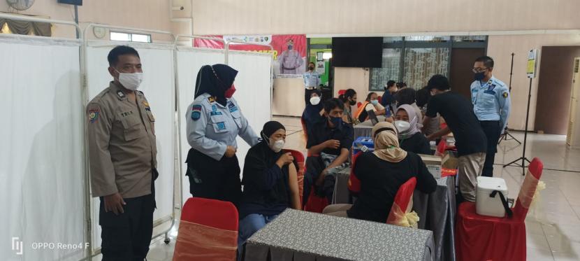 Polresta Malang Kota (Makota) mengadakan vaksinasi booster di Lapas Perempuan Malang, Kamis (21/7/2022).