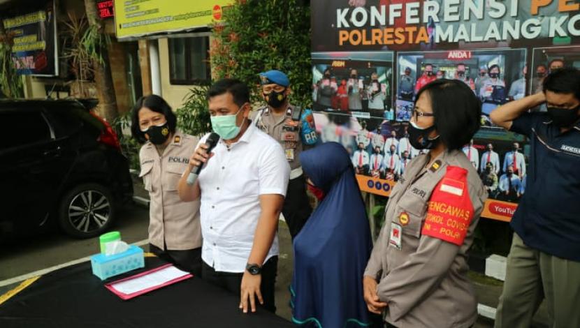 Polresta Malang Kota (Makota) mengamankan pelaku pemukulan terhadap nenek tua di Kota Malang, Senin (26/10). 