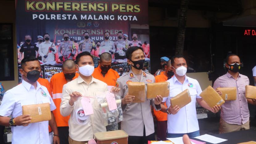 Polresta Malang Kota (Makota) mengungkap kasus penyalahgunaan narkoba jenis ganja. Aparat berhasil mengamankan barang bukti berupa ganja sebesar 14,5 kilogram (kg).