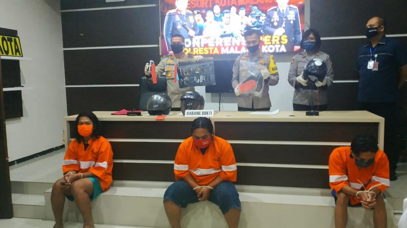 Polresta Malang Kota (Makota) mengungkap penangkapan tiga tersangka kasus vandalisme di Mapolresta Makota, Rabu (22/4). 